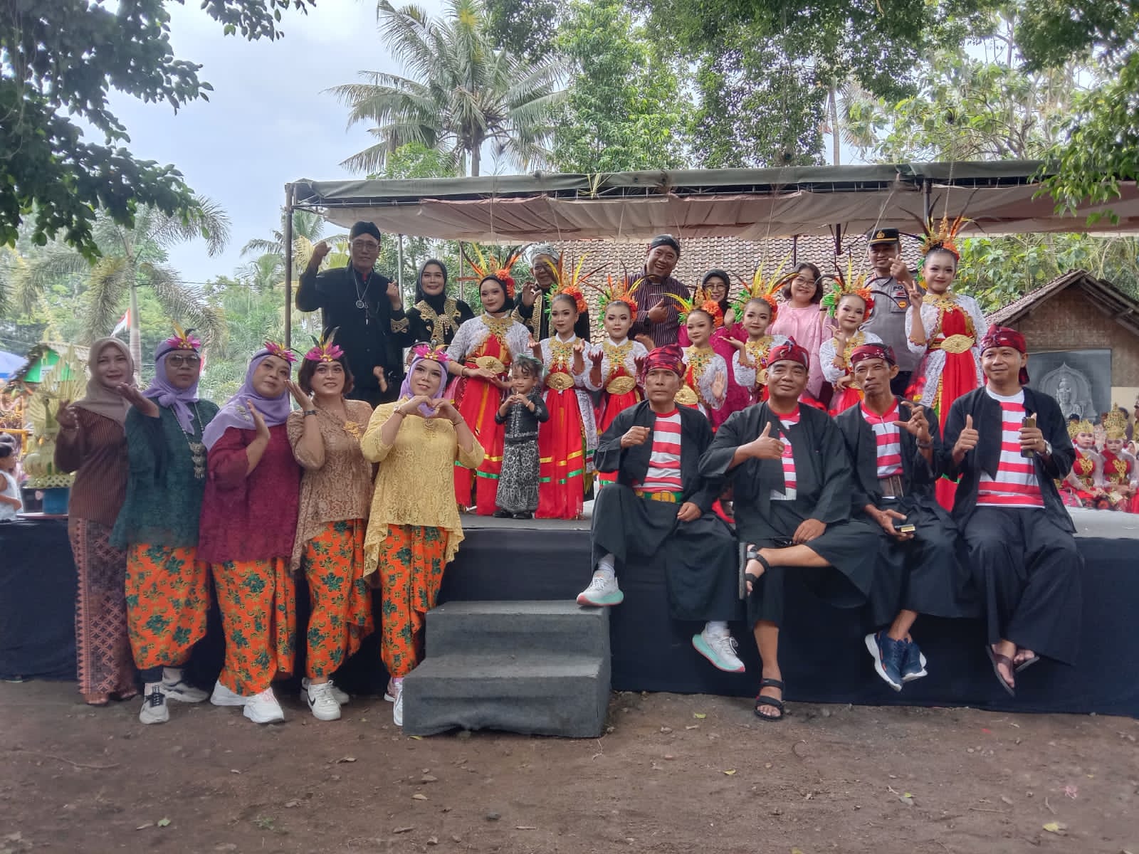 Kades Sumbermekar bersama Perangkat desa dan Masyarakat Desa Sumber Mekar. *red