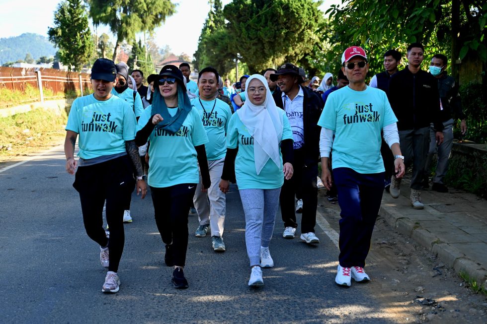 Bupati Banjarnegara, dr.Amalia Desiana (Jilbab Putih, Red.) Bersama APD Banjarnegara turut serta dalam agenda Dieng Fun Walk untuk Promosi Dieng Culture Festival (DCF) 2025 di Komplek Taman Candi Arjuna kemaren Minggu, 27/07/2025, doc.