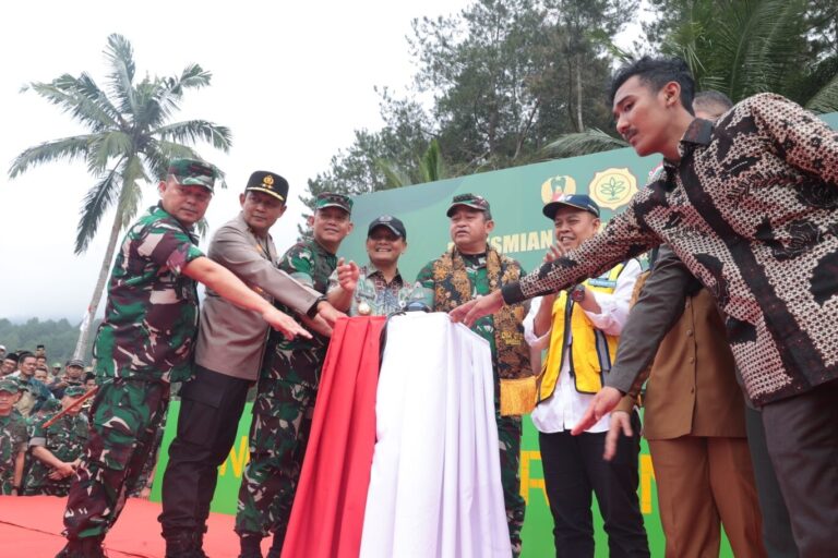 Kasad Jenderal Marulli Simanjuntak didampingi Forkominda Kabupaten Brebes meresmikan Fasilitas Pengairan dan Pipanisasi di Desa Legok, Bantarkawung, Kabupaten Brebes. *doc